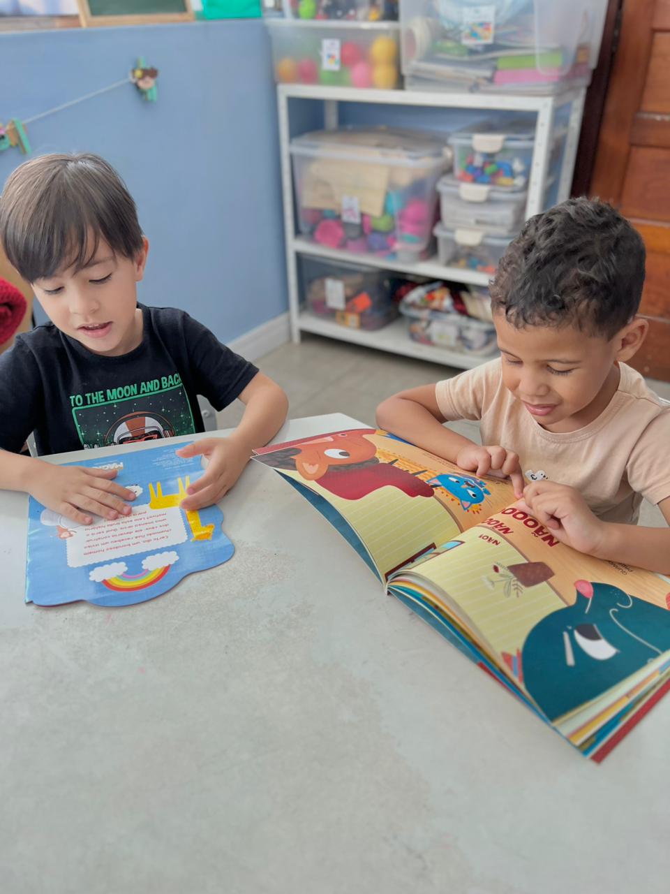 Crianças lendo e brincando com livros infantis no Colégio Futura Infantil em Jundiaí-SP