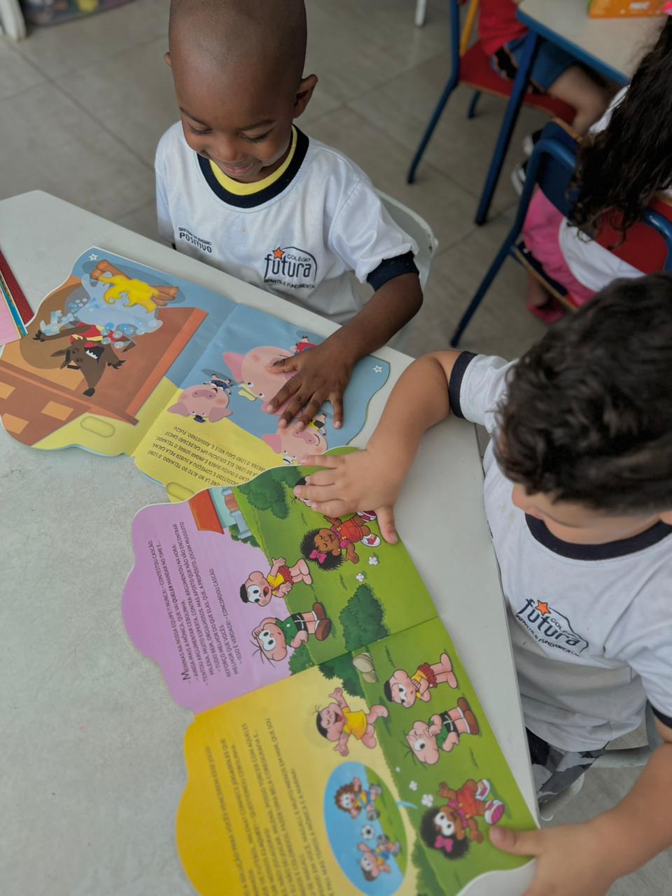 Duas crianças lendo livros ilustrados no Colégio Futura Infantil em Jundiaí-SP