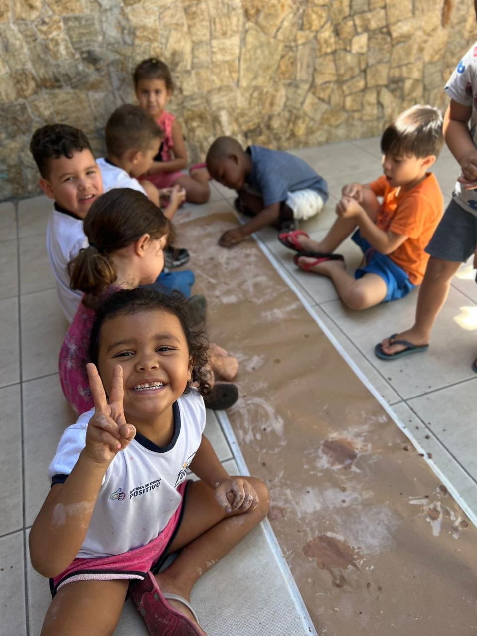 Crianças em atividade prática com argila no Colégio Futura Infantil em Jundiaí-SP