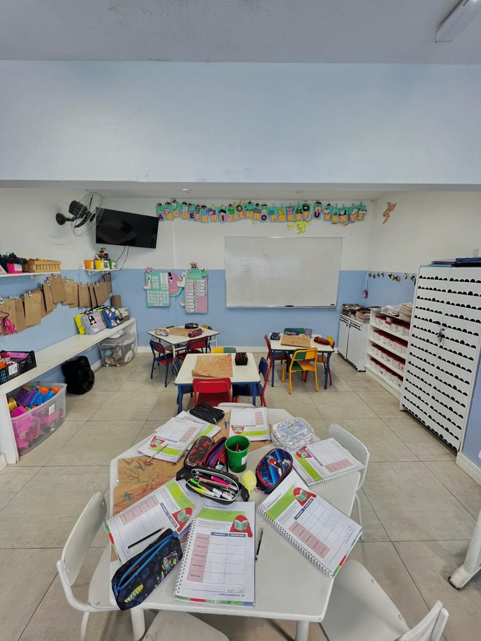 Sala de aula preparada no Colégio Futura Infantil em Jundiaí-SP com materiais nas mesas e conteúdo escrito na lousa