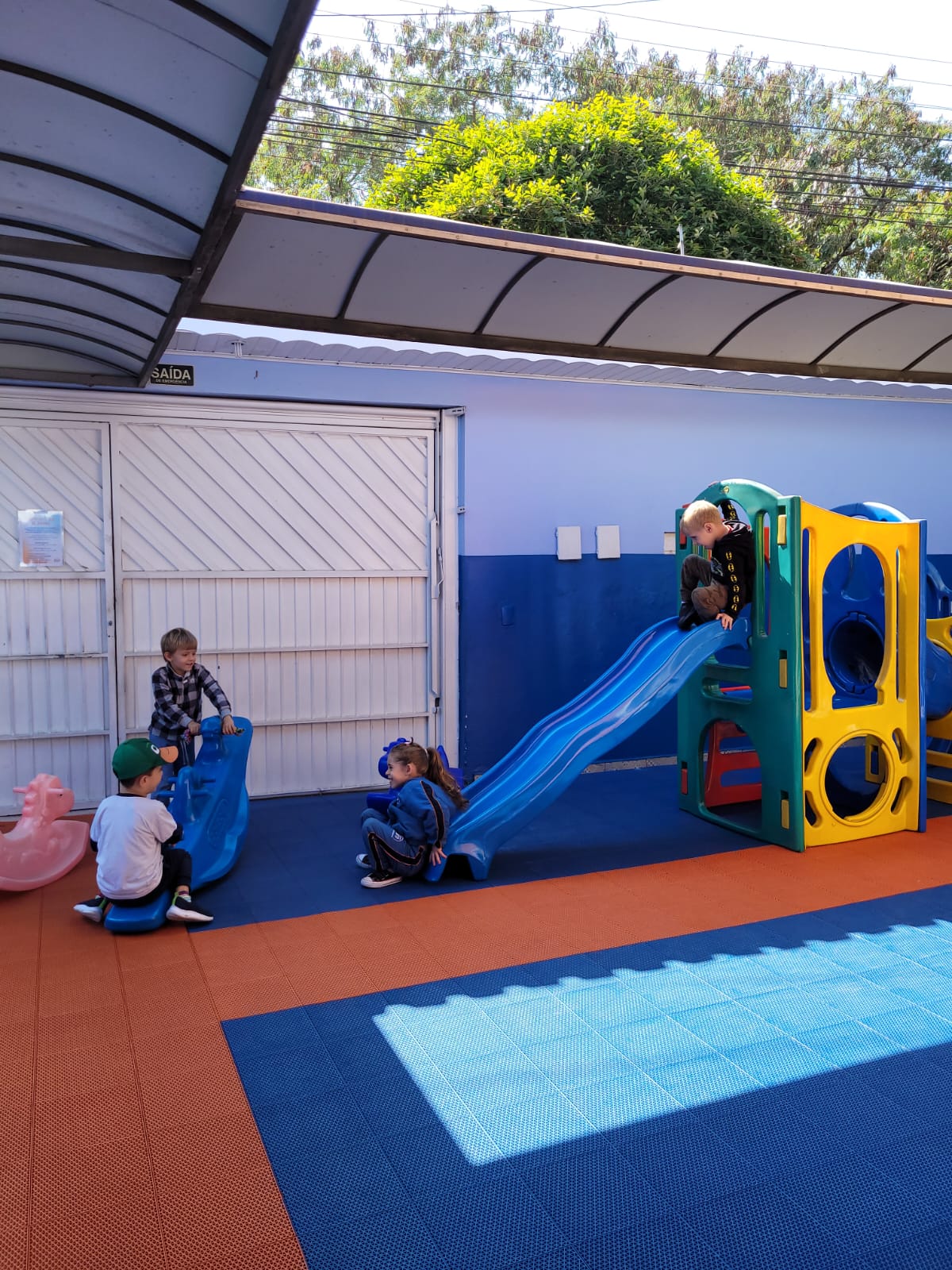 Crianças brincando no parquinho do Colégio Futura Infantil em Jundiaí-SP com escorregador e brinquedos