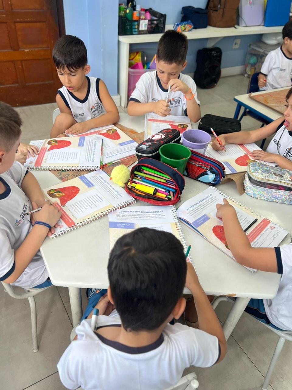 Crianças em atividade coletiva em sala de aula do Colégio Futura Infantil em Jundiaí-SP