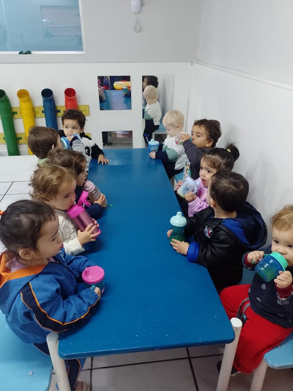 Crianças se alimentando na cozinha do berçário do Colégio Futura Infantil em Jundiaí-SP