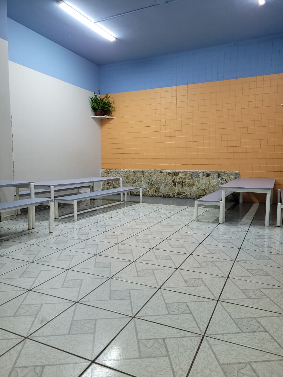 Refeitório do Colégio Futura Infantil em Jundiaí-SP com mesas coletivas para alimentação infantil