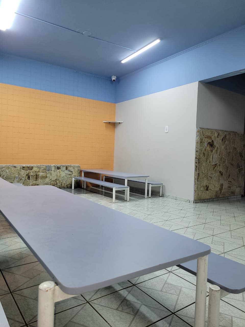 Refeitório do Colégio Futura Infantil em Jundiaí-SP com mesas coletivas para alimentação infantil