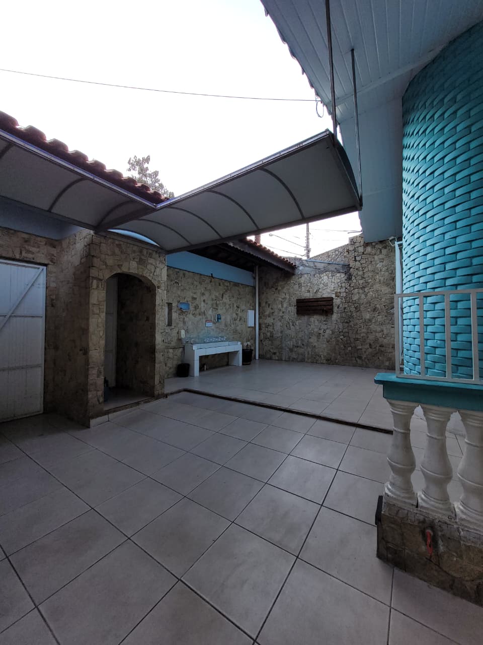 Área externa do Colégio Futura Infantil em Jundiaí-SP com espaço amplo e pia de apoio