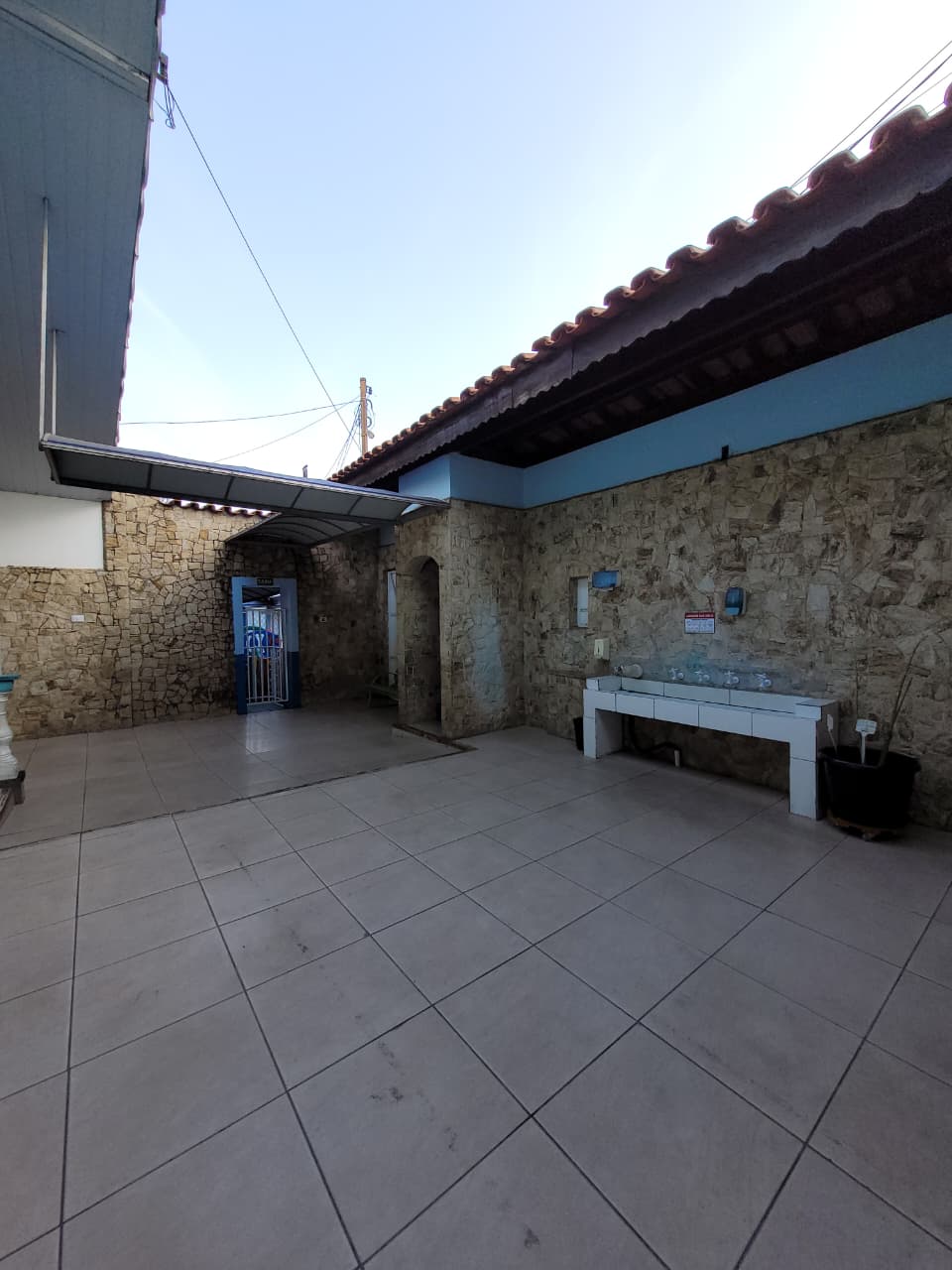 Área externa do Colégio Futura Infantil em Jundiaí-SP com espaço amplo e pia de apoio
