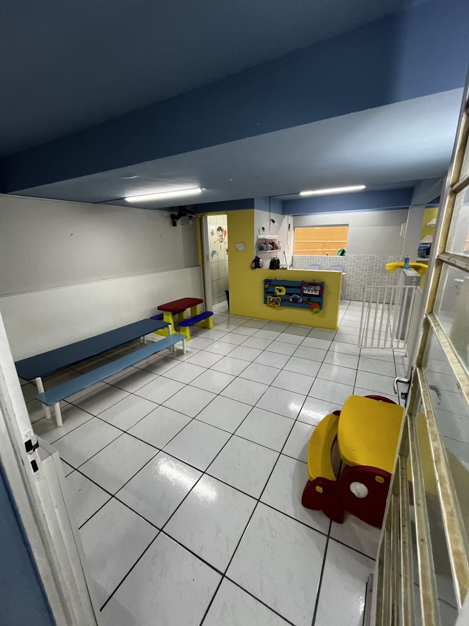 Sala de atividades e cuidados do Colégio Futura Infantil com pia e espaço organizado.