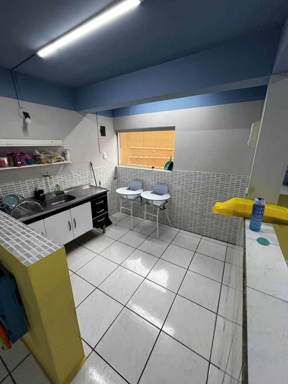 Sala de atividades e cuidados do Colégio Futura Infantil com pia e espaço organizado.