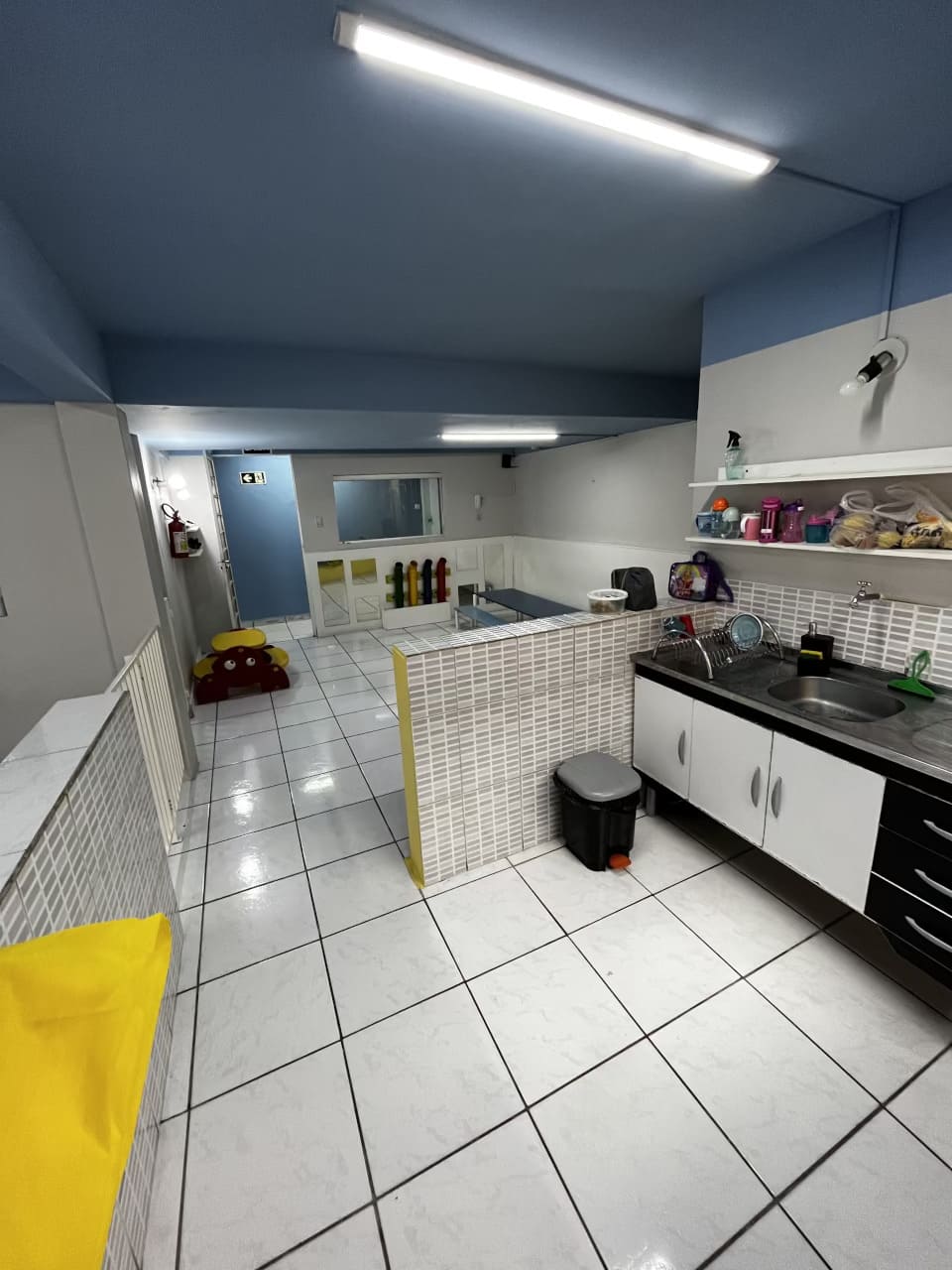 Sala de atividades e cuidados do Colégio Futura Infantil com pia e espaço organizado.