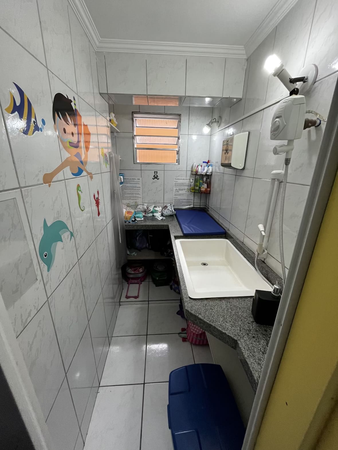 Fraldário do Colégio Futura Infantil com trocador e pia higienizada.