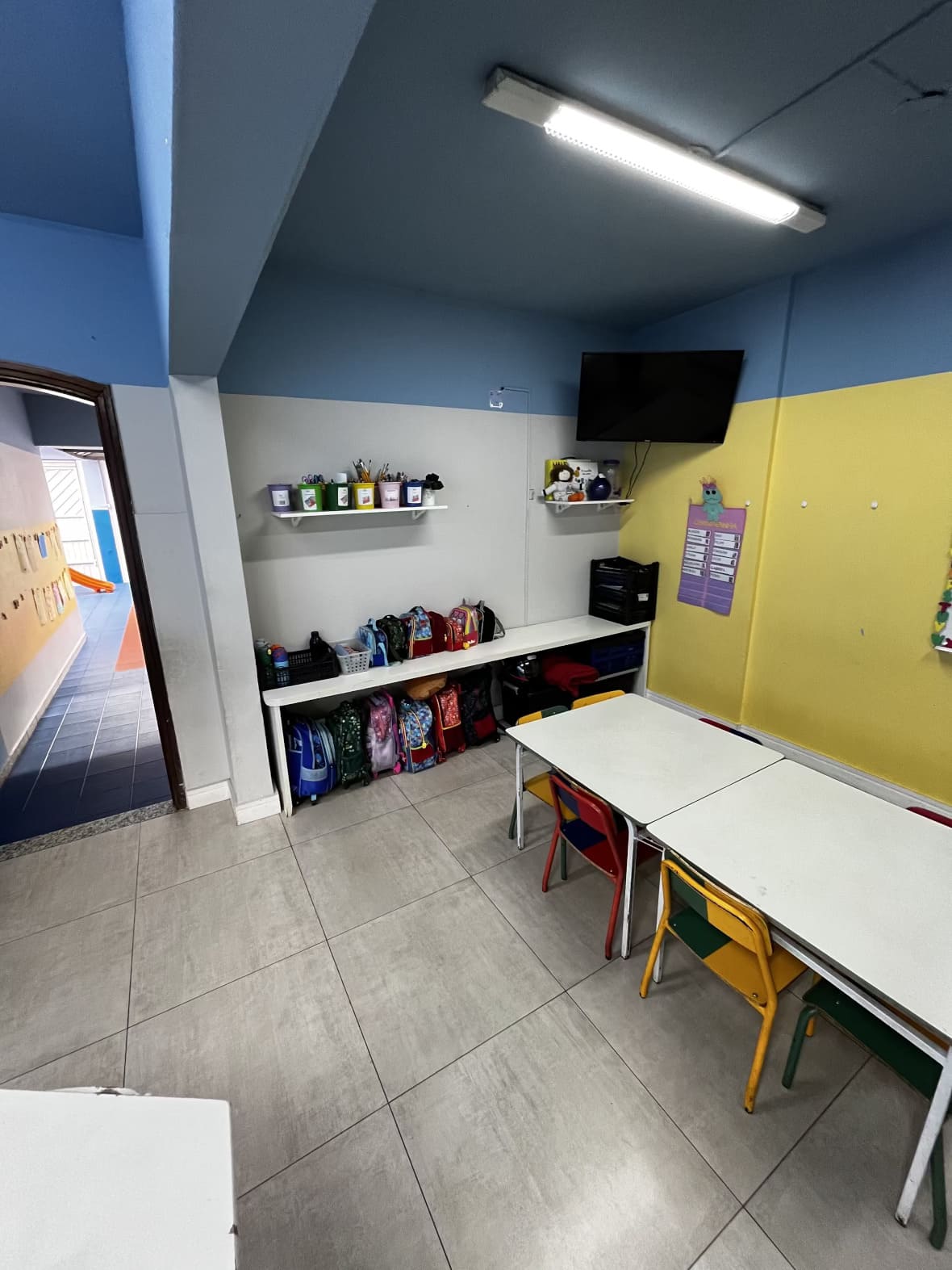 Sala de aula do Colégio Futura Infantil em Jundiaí-SP com mesas, cadeiras e mochilas