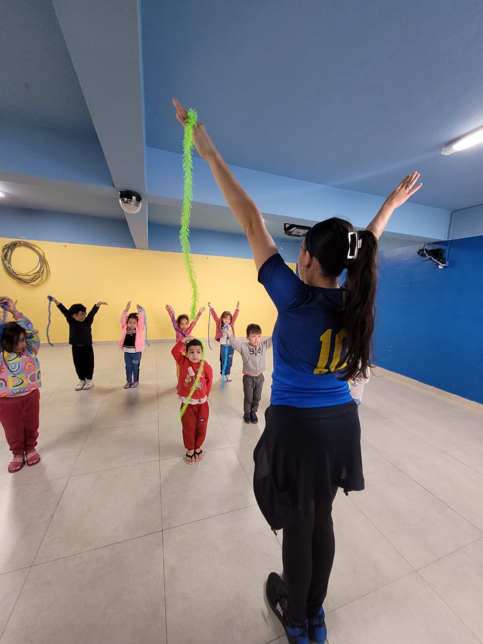 Professora do Colégio Futura Infantil lidera aula de Arte e Movimento com adereços, em Jundiaí.