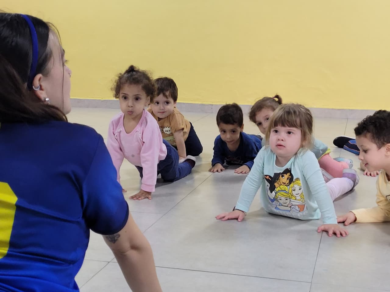Professora e alunos em uma aula de Arte e Movimento no Colégio Futura Infantil, em Jundiaí.