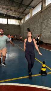 Pais participam da prova da colher com bolinha durante a 6ª Festa da Família do Colégio Futura.