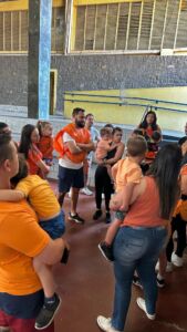 Famílias do time laranja reunidas na quadra durante a 6ª Festa da Família do Colégio Futura 2025.