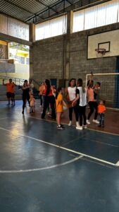Famílias participando de atividades coletivas na quadra durante a 6ª Festa da Família do Colégio Futura 2025.