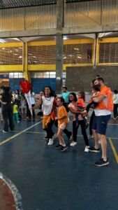 Famílias e alunos do Colégio Futura Infantil participando do revezamento com a tocha durante a 6ª Festa da Família 2025.