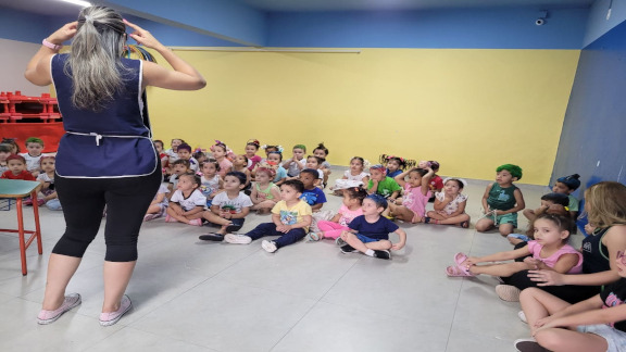 Professora conduz atividade com crianças durante o Mês das Crianças no Colégio Futura Infantil em Jundiaí.