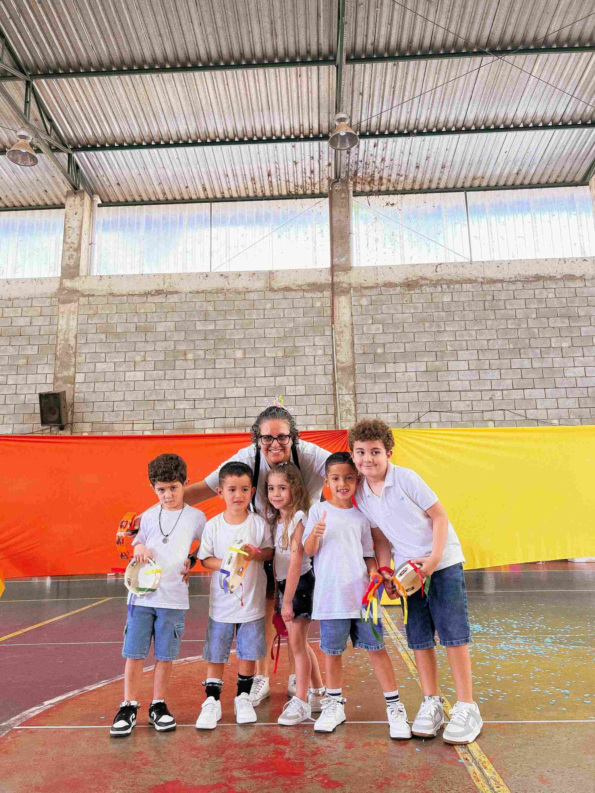 Professora e alunos do Colégio Futura Infantil com instrumentos musicais após a apresentação no Sarau 2025 em Jundiaí.