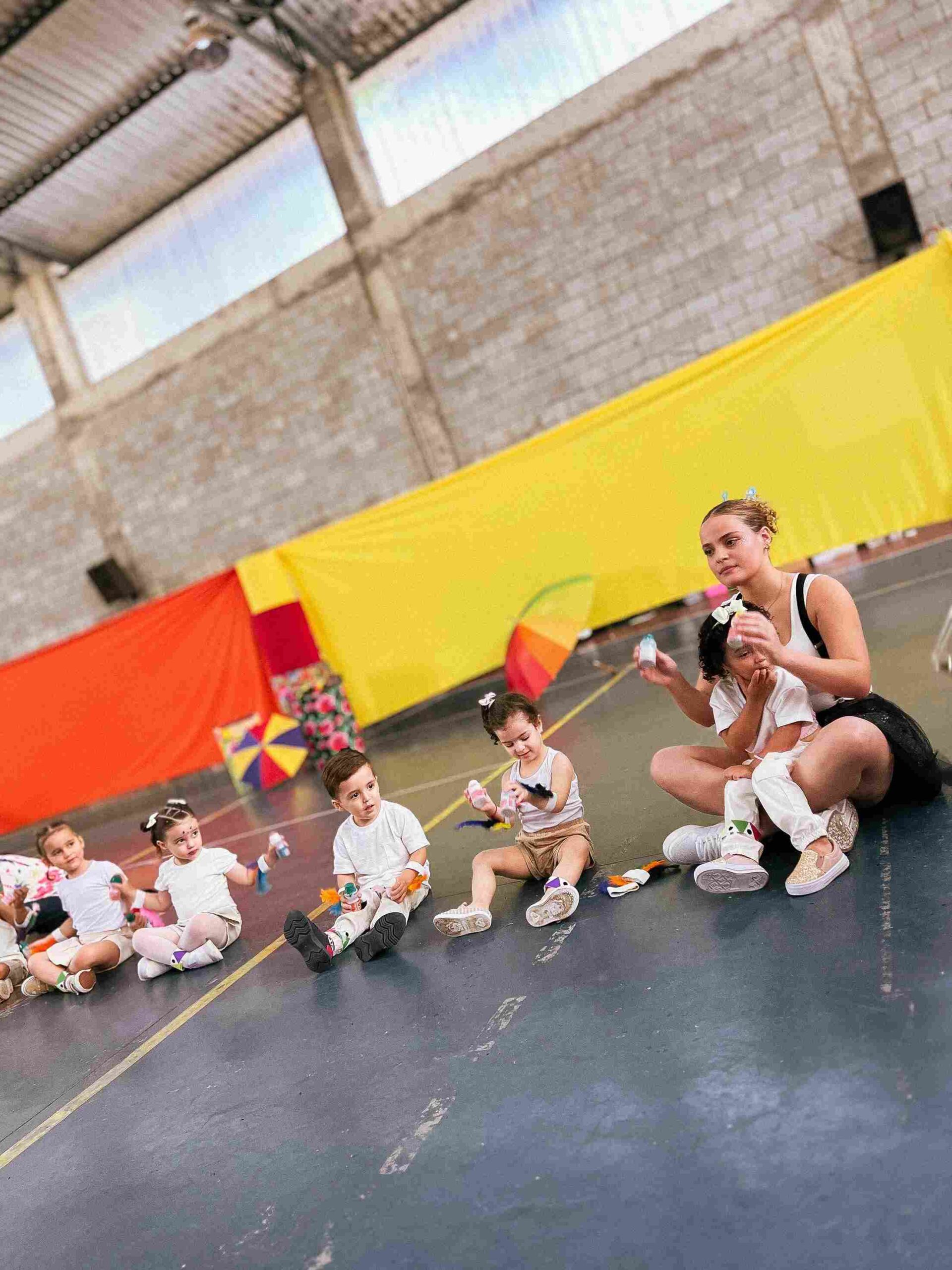 Crianças da educação infantil e professora se preparando para a apresentação do Sarau 2025 no Colégio Futura Jundiaí.