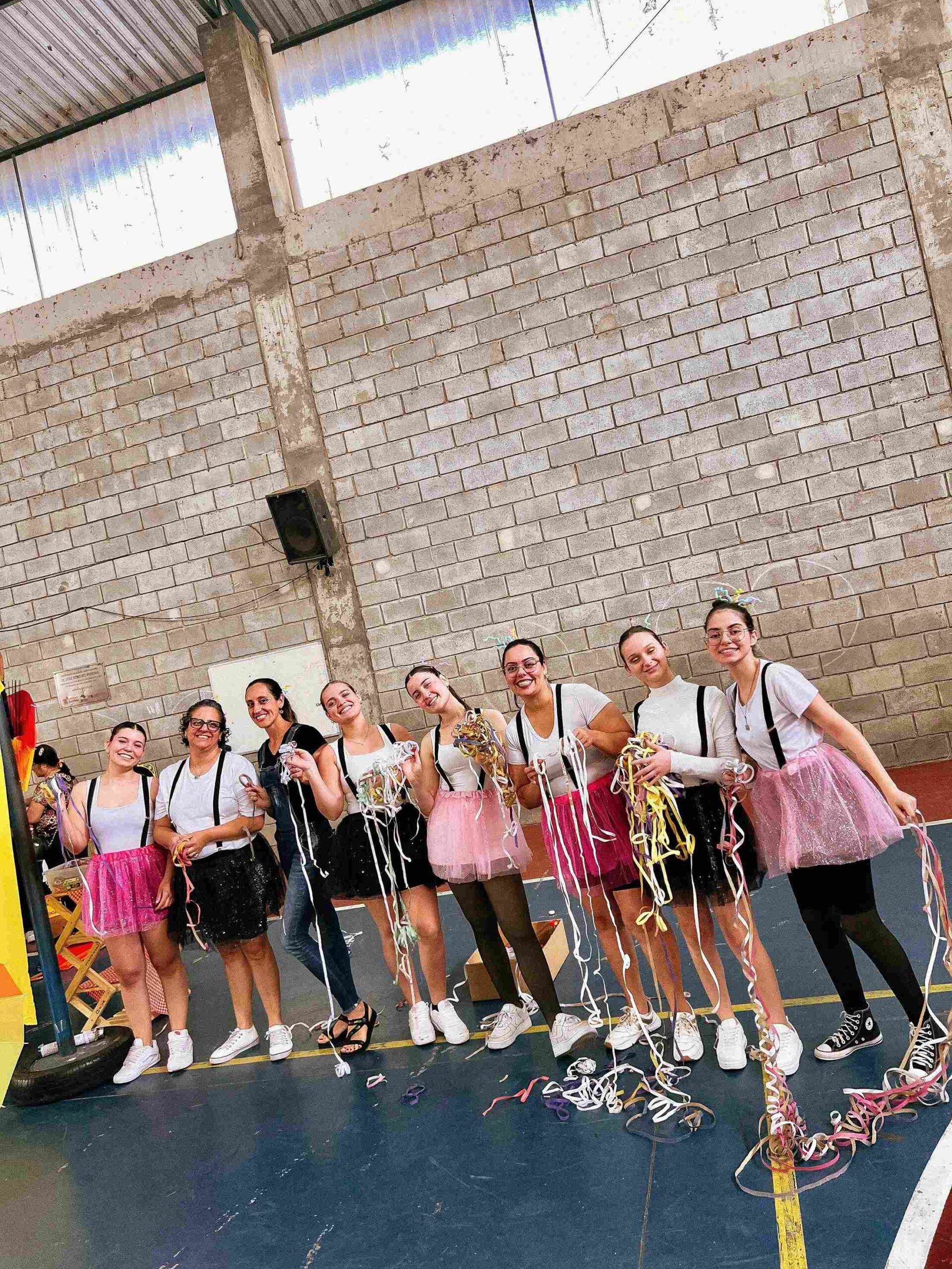 Professoras do Colégio Futura Jundiaí celebrando o Sarau 2025 com confetes e fantasias em tema carnavalesco.