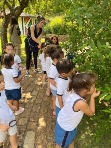 Alunos do Colégio Futura Infantil Jundiaí Grupo 3 em fila observando plantas com educadora no Jardim Botânico de Jundiaí SP.