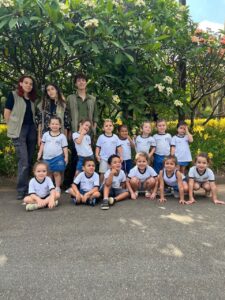 Alunos do Grupo 3 do Colégio Futura Infantil Jundiaí com educadores em foto de grupo no Jardim Botânico Jundiaí SP, finalizando passeio pedagógico.