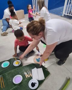 Criança e adulto em atividade de pintura no evento Entre Cores e Afetos do Colégio Futura Infantil em Jundiaí SP