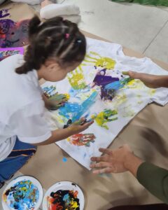 Criança participa de pintura em camiseta no evento Entre Cores e Afetos do Colégio Futura Infantil em Jundiaí SP