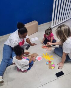 Atividade de pintura no evento Entre Cores e Afetos do Colégio Futura Infantil em Jundiaí SP