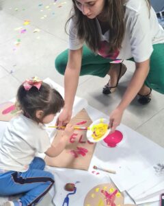 Criança e adulto em atividade de pintura no evento Entre Cores e Afetos do Colégio Futura Infantil em Jundiaí SP