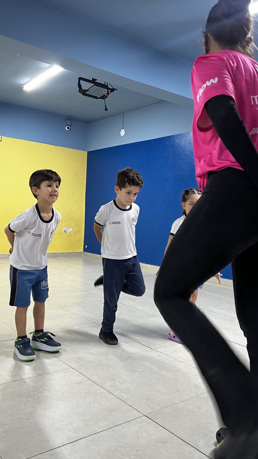 Crianças em equilíbrio durante aula de dança no Colégio Futura Infantil em Jundiaí-SP.