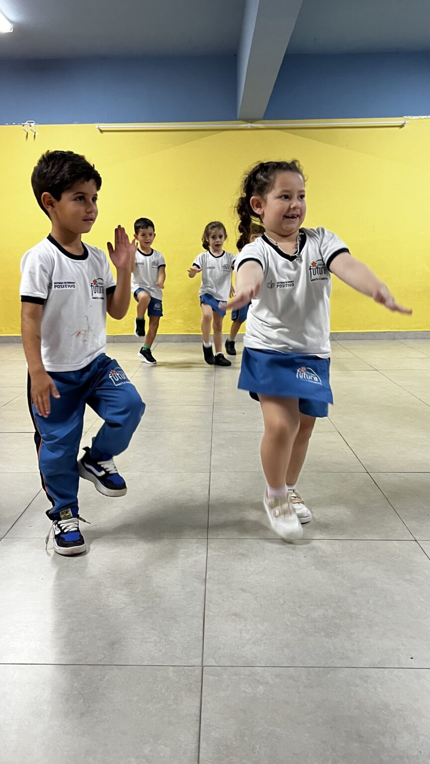 Crianças em atividade de dança no Colégio Futura Infantil em Jundiaí-SP.