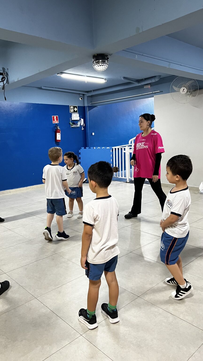 Crianças em atividade de dança supervisionada no Colégio Futura Infantil em Jundiaí-SP.