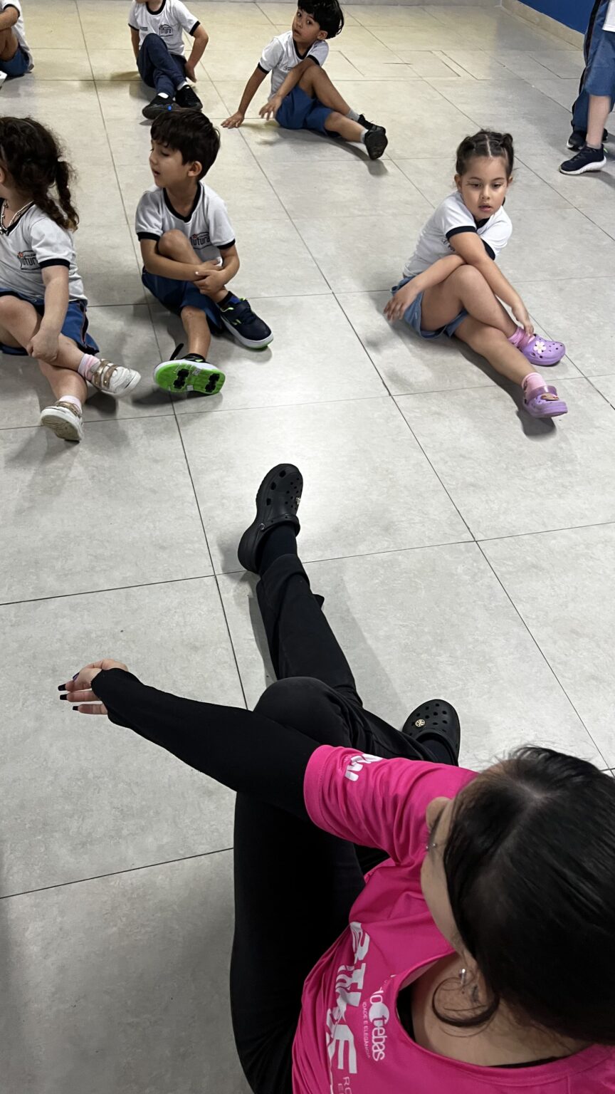 Crianças sentadas em aula de dança no Colégio Futura Infantil em Jundiaí-SP.