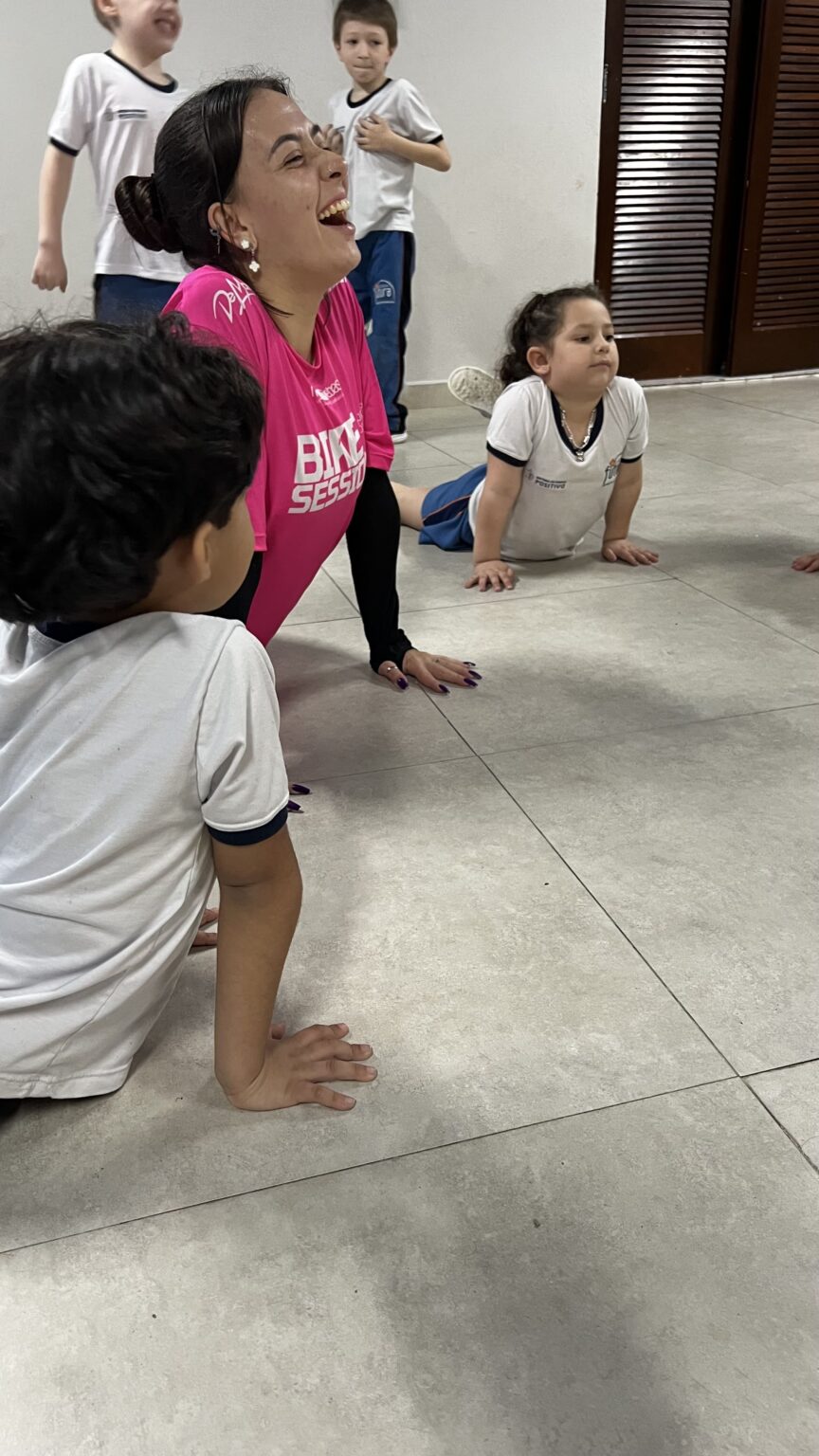 Crianças em posição de alongamento durante aula de dança no Colégio Futura Infantil em Jundiaí-SP.