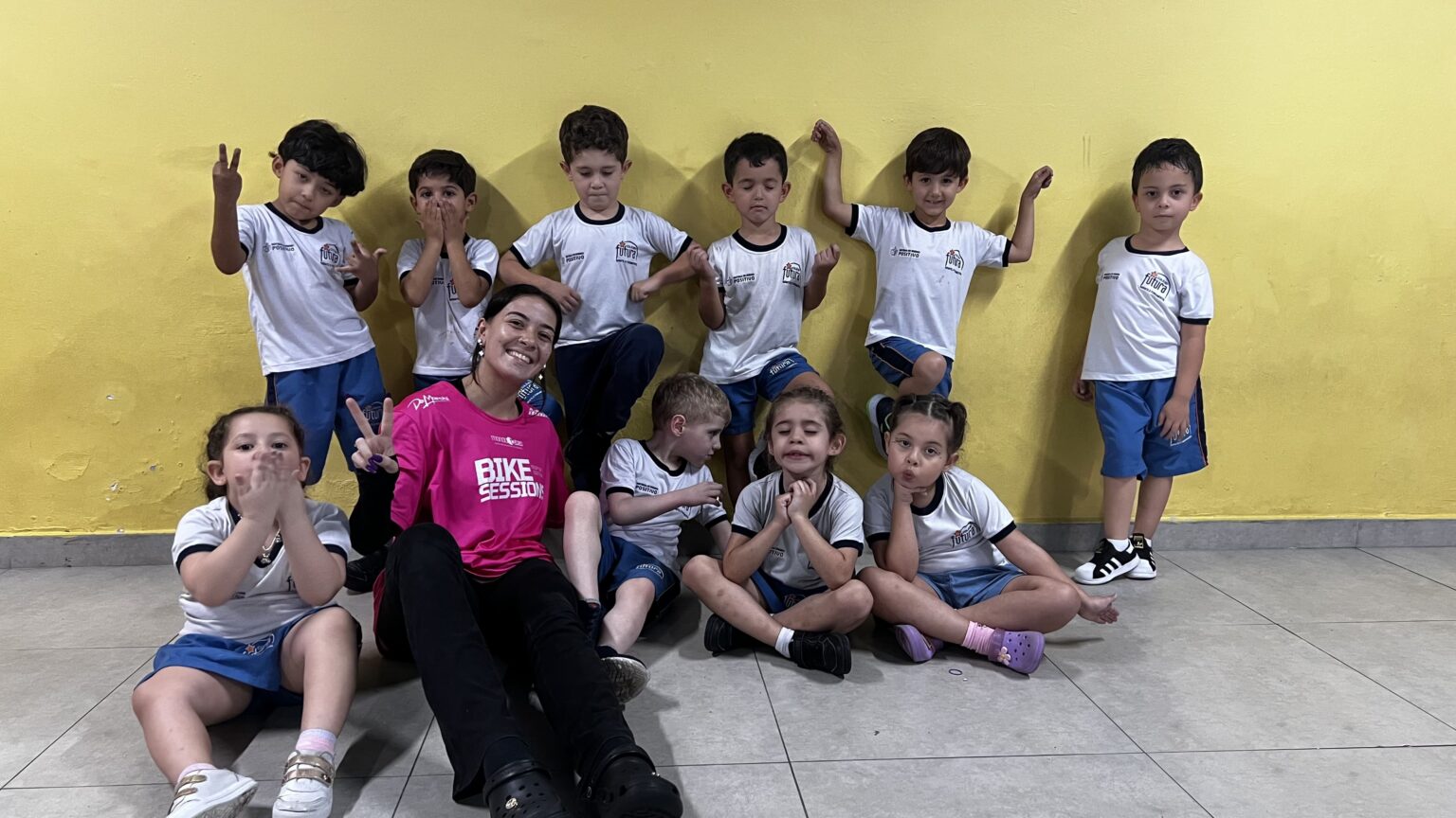 Crianças posando após aula de dança no Colégio Futura Infantil em Jundiaí-SP.