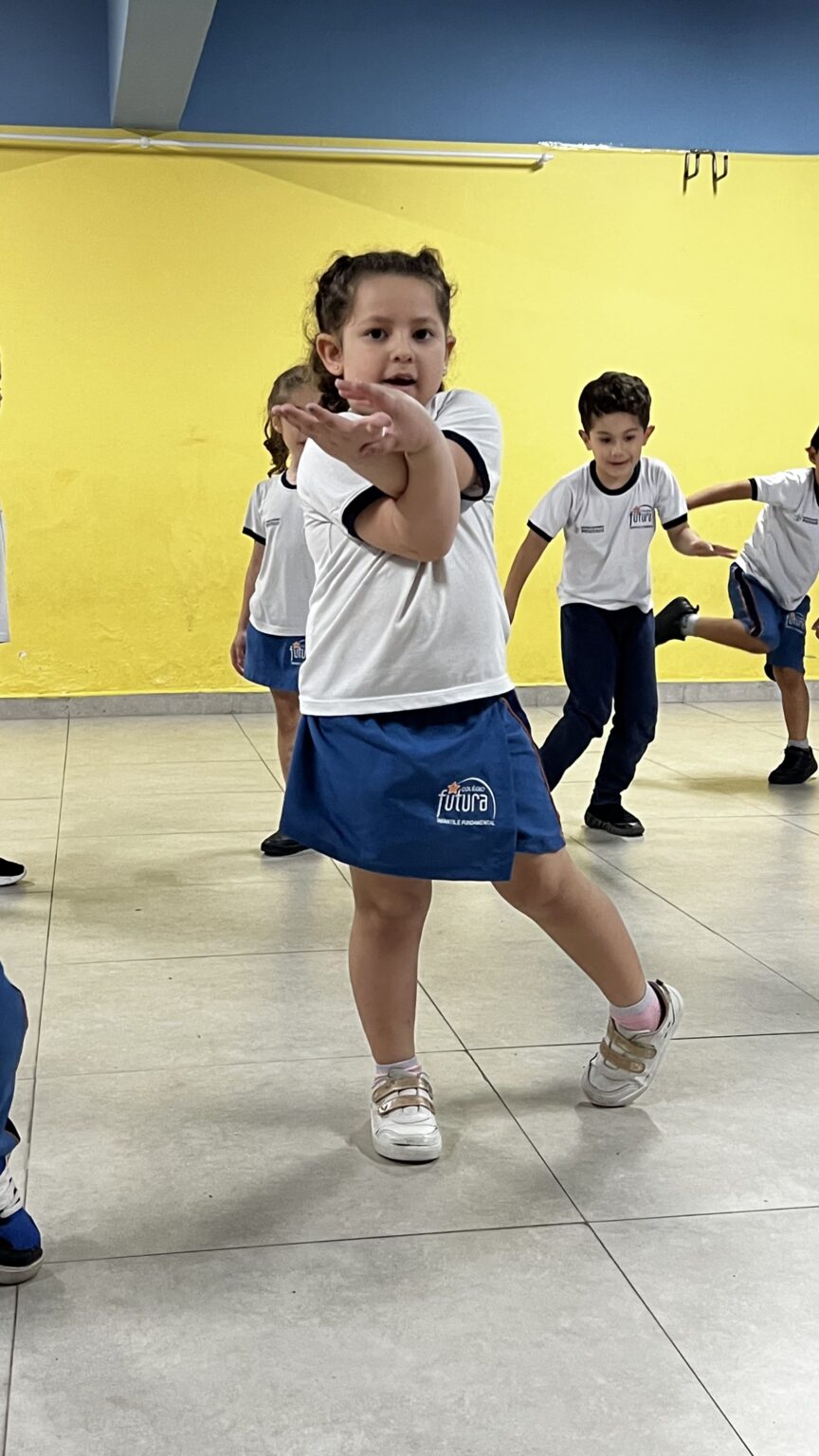 Criança em movimento durante aula de dança no Colégio Futura Infantil em Jundiaí-SP.