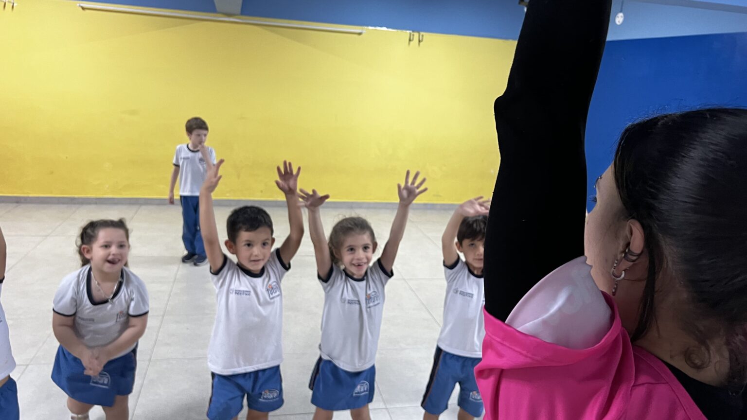 Crianças alinhadas em atividade de dança no Colégio Futura Infantil em Jundiaí-SP.