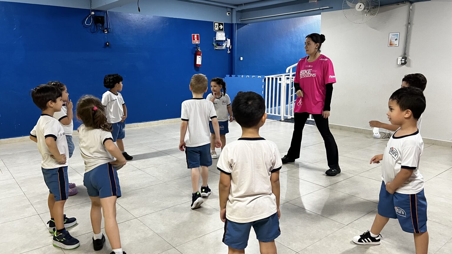 Crianças em círculo durante aula de dança no Colégio Futura Infantil em Jundiaí-SP.