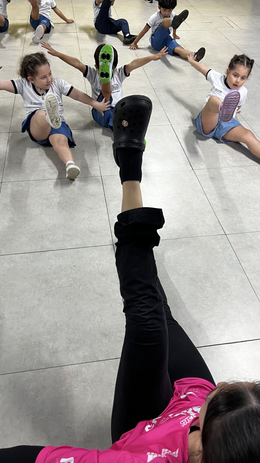Crianças em aula de dança no Colégio Futura Infantil em Jundiaí-SP, atividade de arte e movimento.
