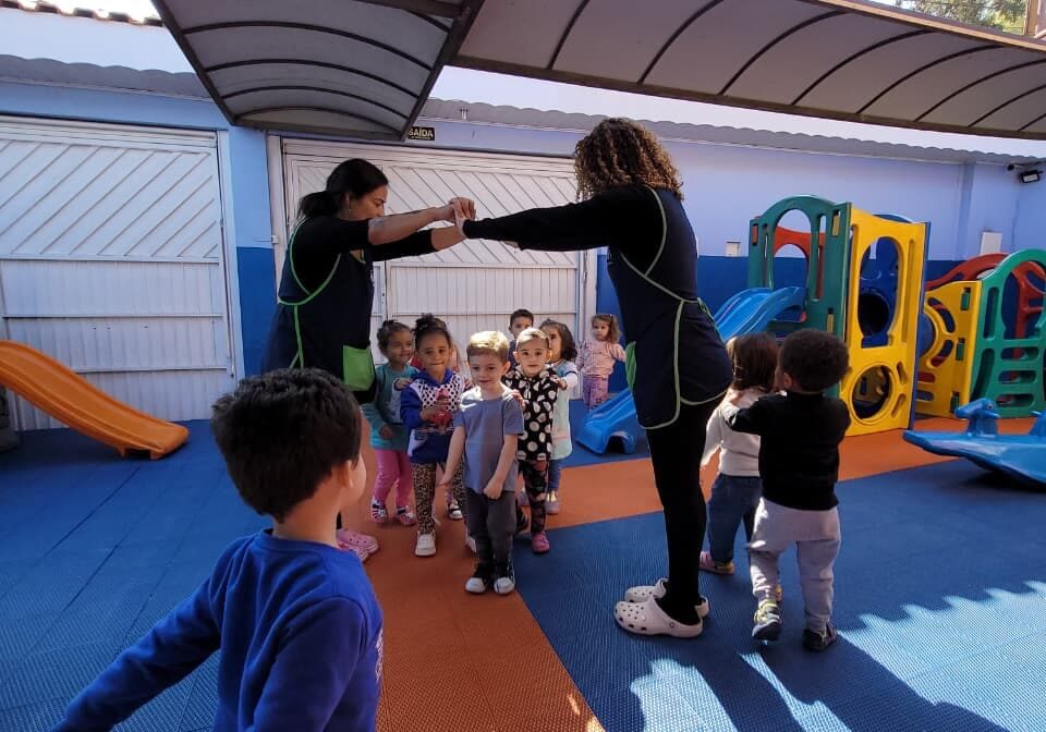 Crianças participando de atividade em grupo no parquinho do Colégio Futura Infantil em Jundiaí-SP com professores
