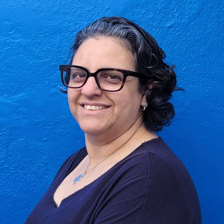 Professora Flávia do Colégio Futura Infantil de Jundiaí, com óculos e sorrindo.